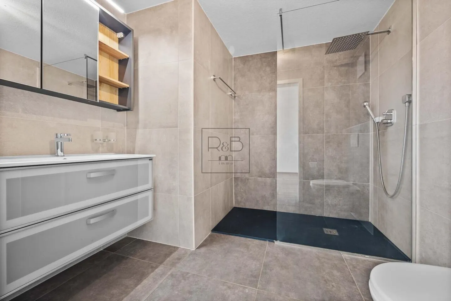 Magnificent house with two apartments - Photo 7 of 15