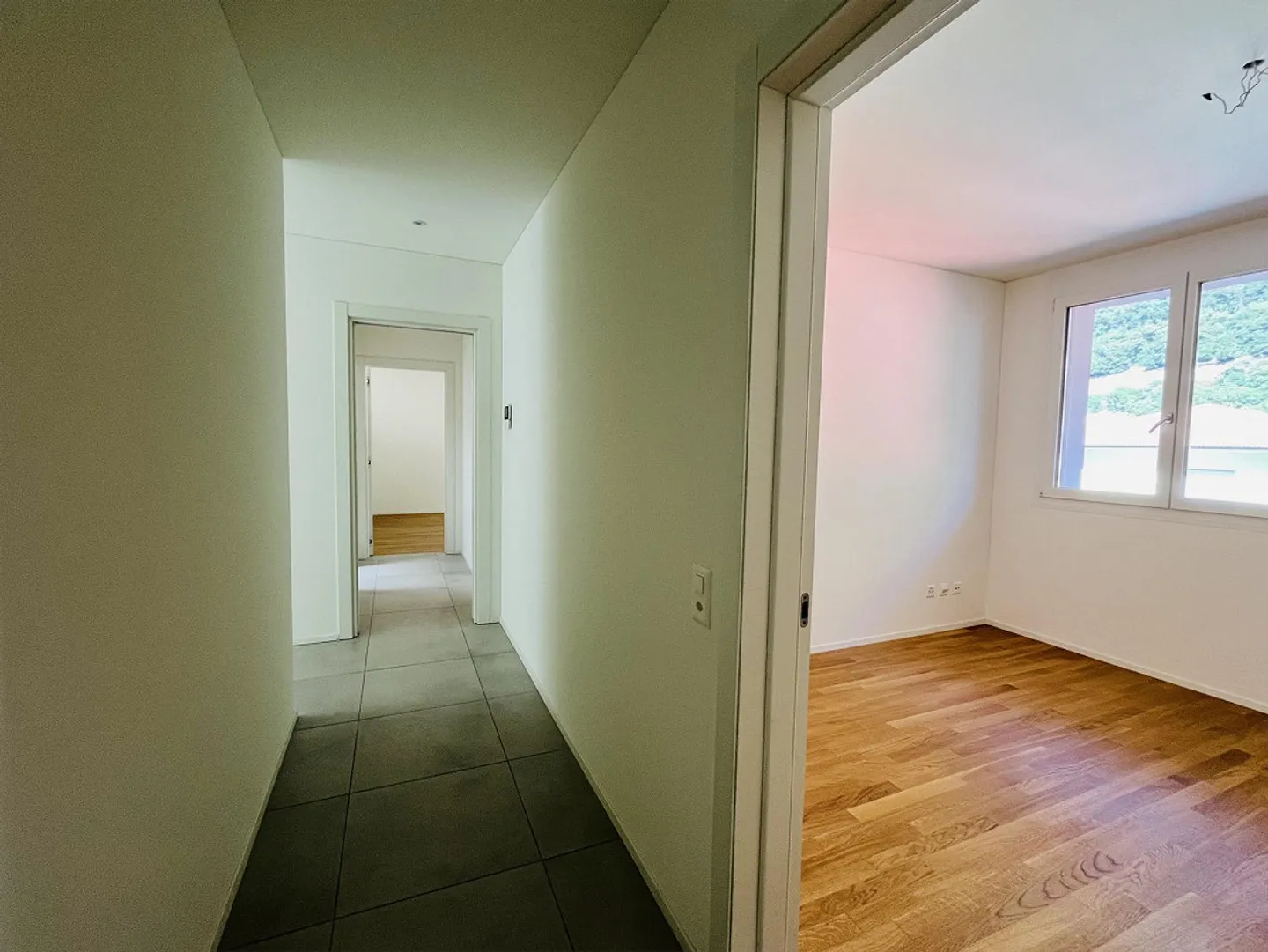 APPARTEMENT 4.5 PIÈCES AVEC JARDIN - Photo 4 sur 8