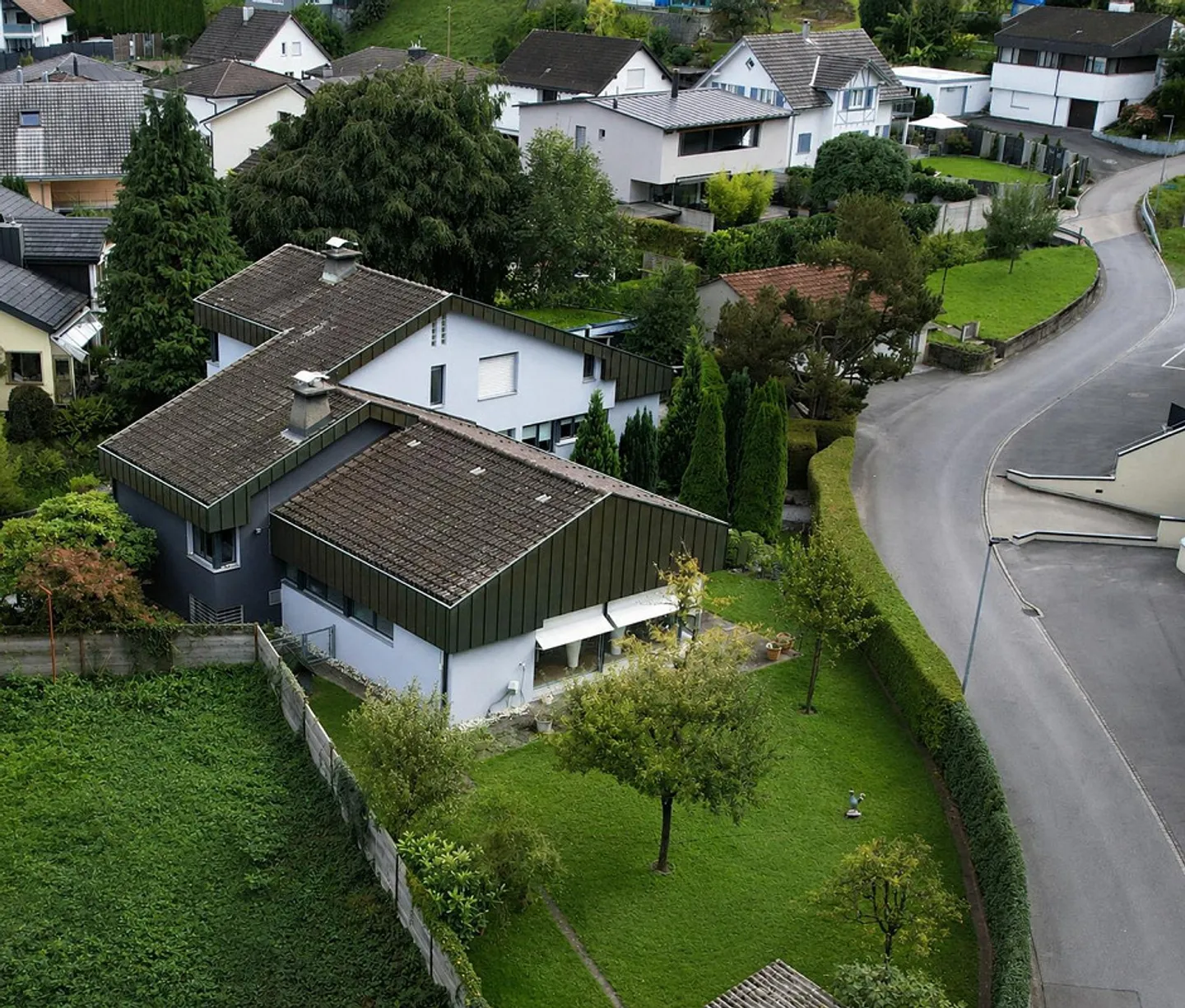 Vivere spazioso con doppio garage e terreno di 1'310 m² - Foto 2 di 16