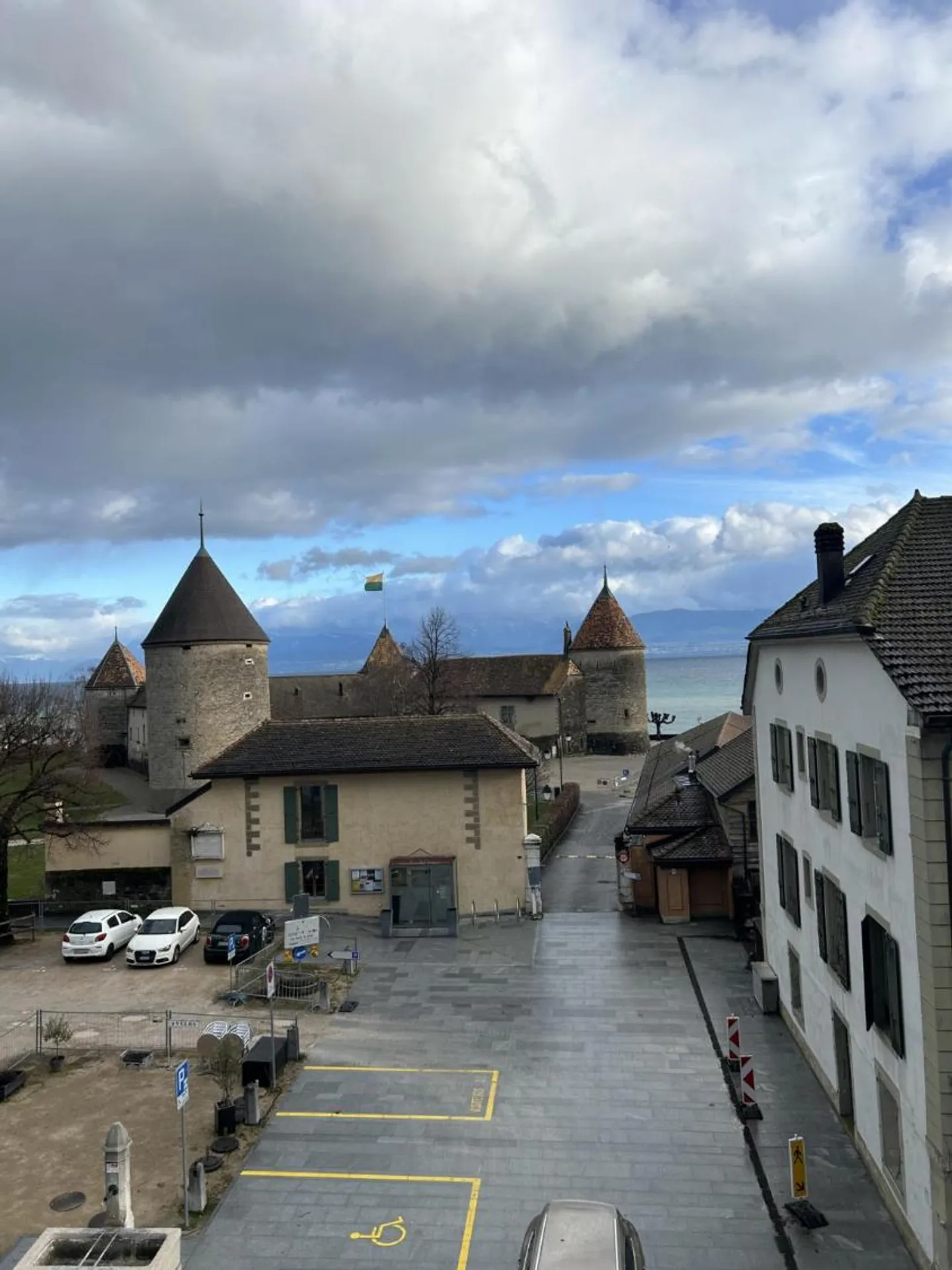 MAGNIFICENT 1.5 ROOM APARTMENT WITH LAKE VIEW AND CASTLE VIEW - Photo 1 of 6