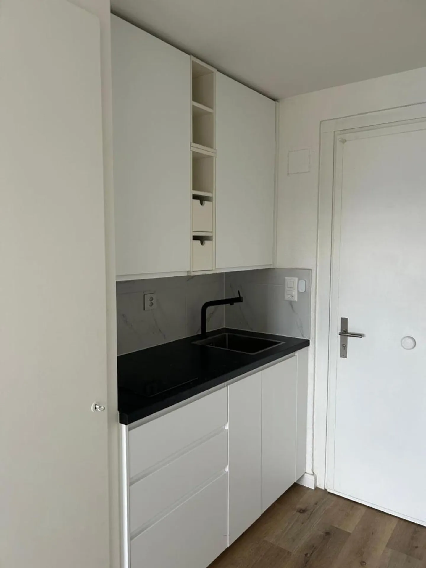 MAGNIFICENT 1.5 ROOM APARTMENT WITH LAKE VIEW AND CASTLE VIEW - Photo 2 of 6