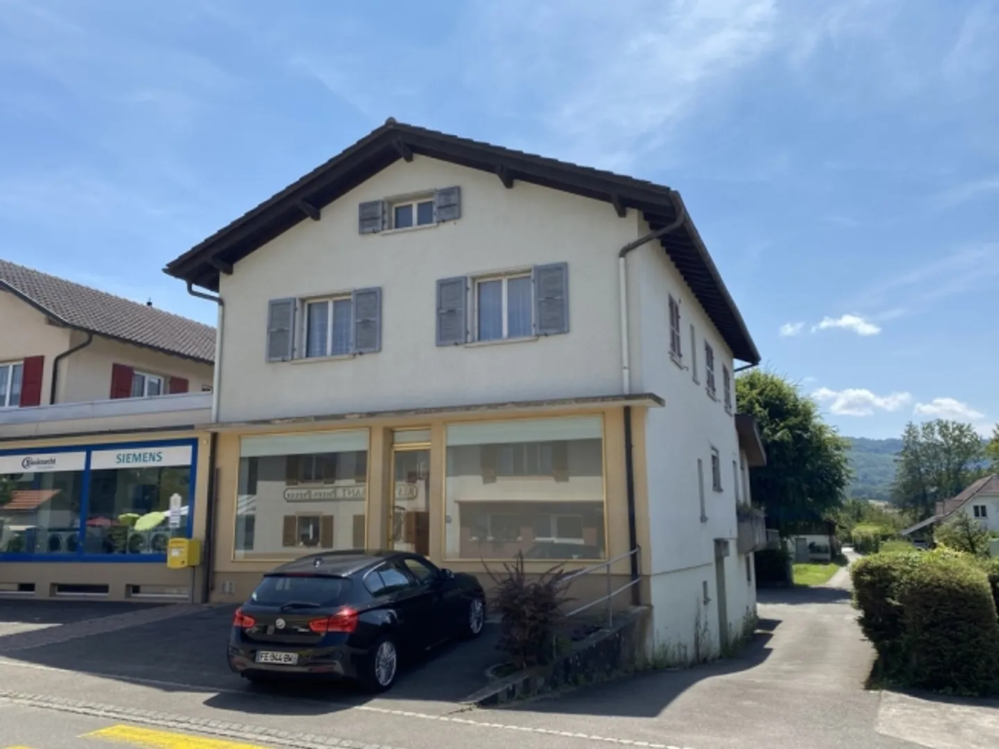 Edificio con 2 appartamenti e uno spazio commerciale - Foto 1 di 13
