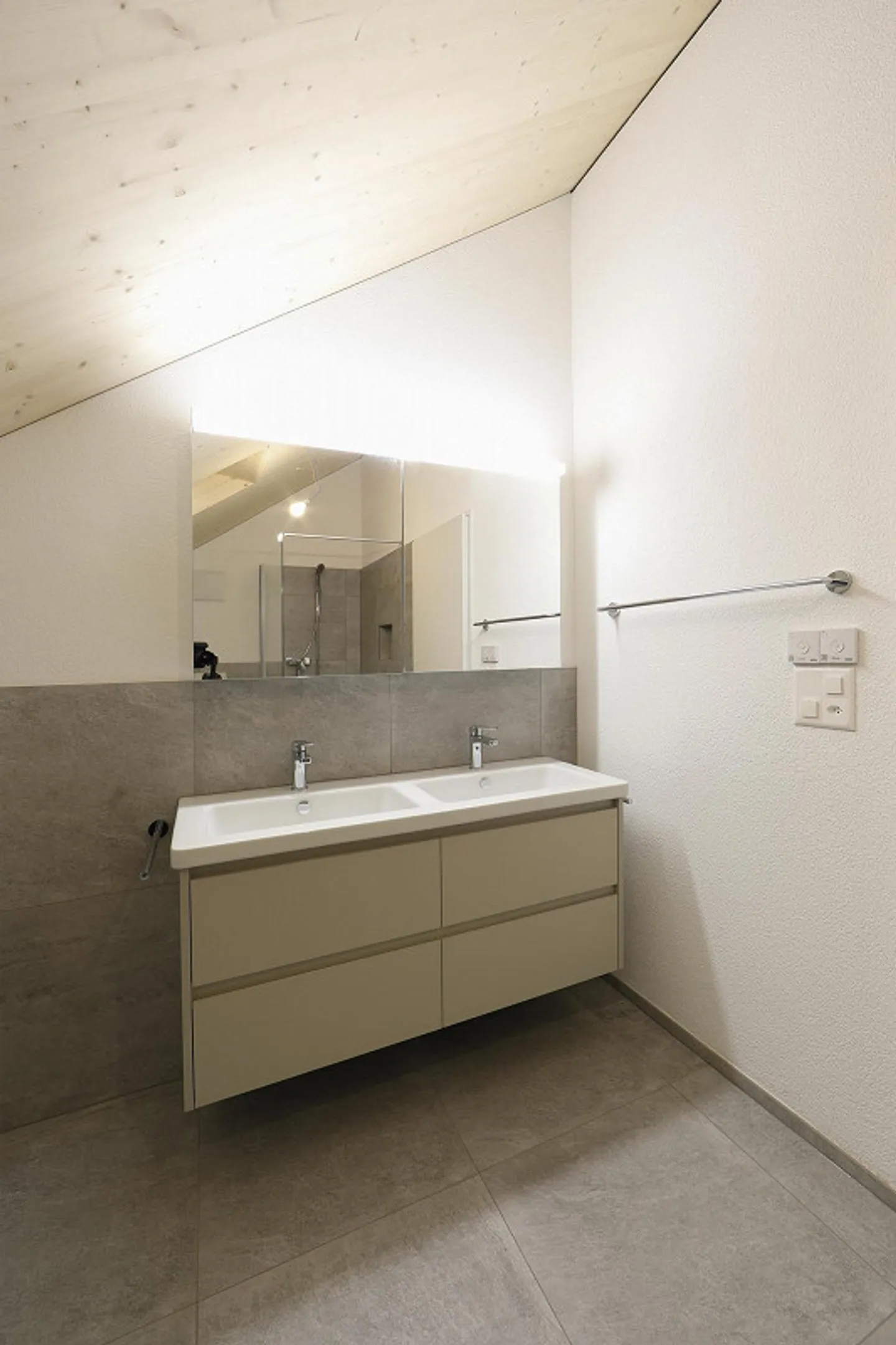 Ampio appartamento attico di 4,5 locali con standard di proprietà - Foto 6 di 12