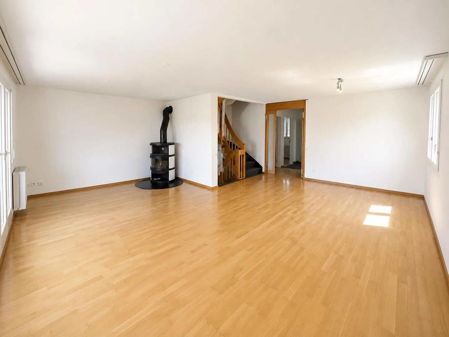 Maison d'angle avec double garage, jardin et vue fantastique - Photo 3 sur 26