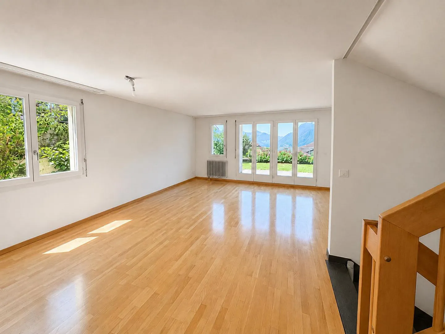 Maison d'angle avec double garage, jardin et vue fantastique - Photo 5 sur 26