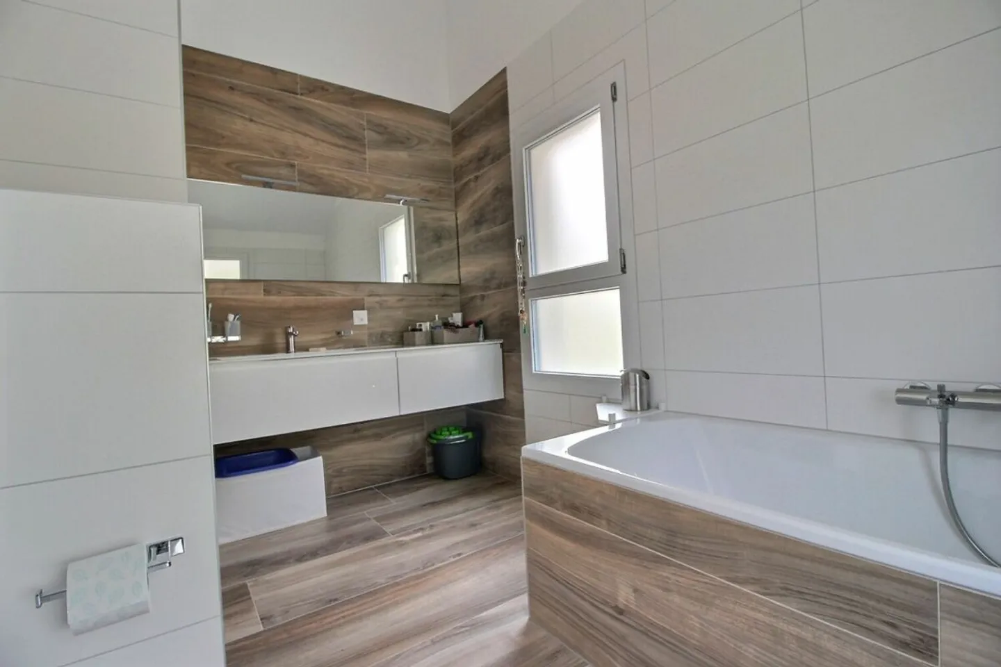 Luxury Attique with Lake View - Photo 7 of 8