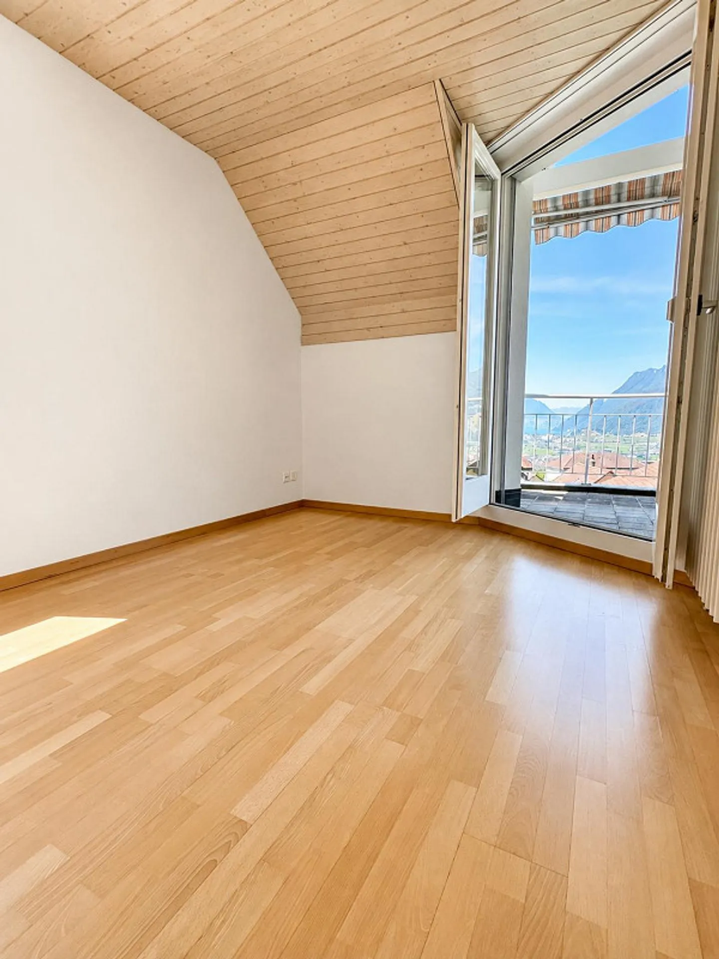 Maison d'angle avec double garage, jardin et vue fantastique - Photo 6 sur 26