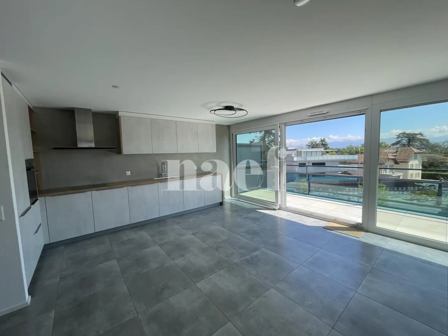 Bellissimo appartamento moderno all'ultimo piano con grande balcone - Foto 1 di 10