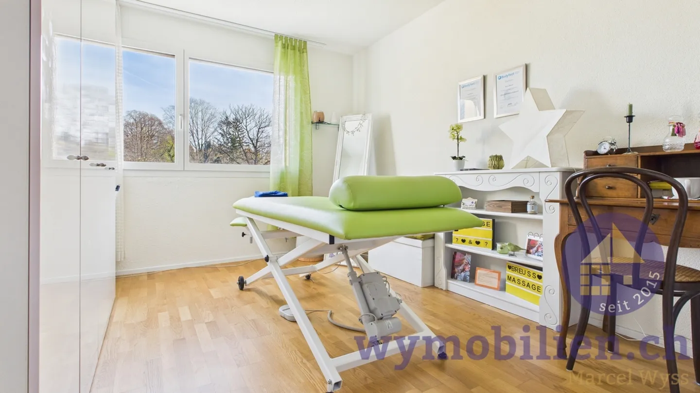 Practical, bright, central – 3.5-room apartment with lift + loggia - Photo 8 of 12