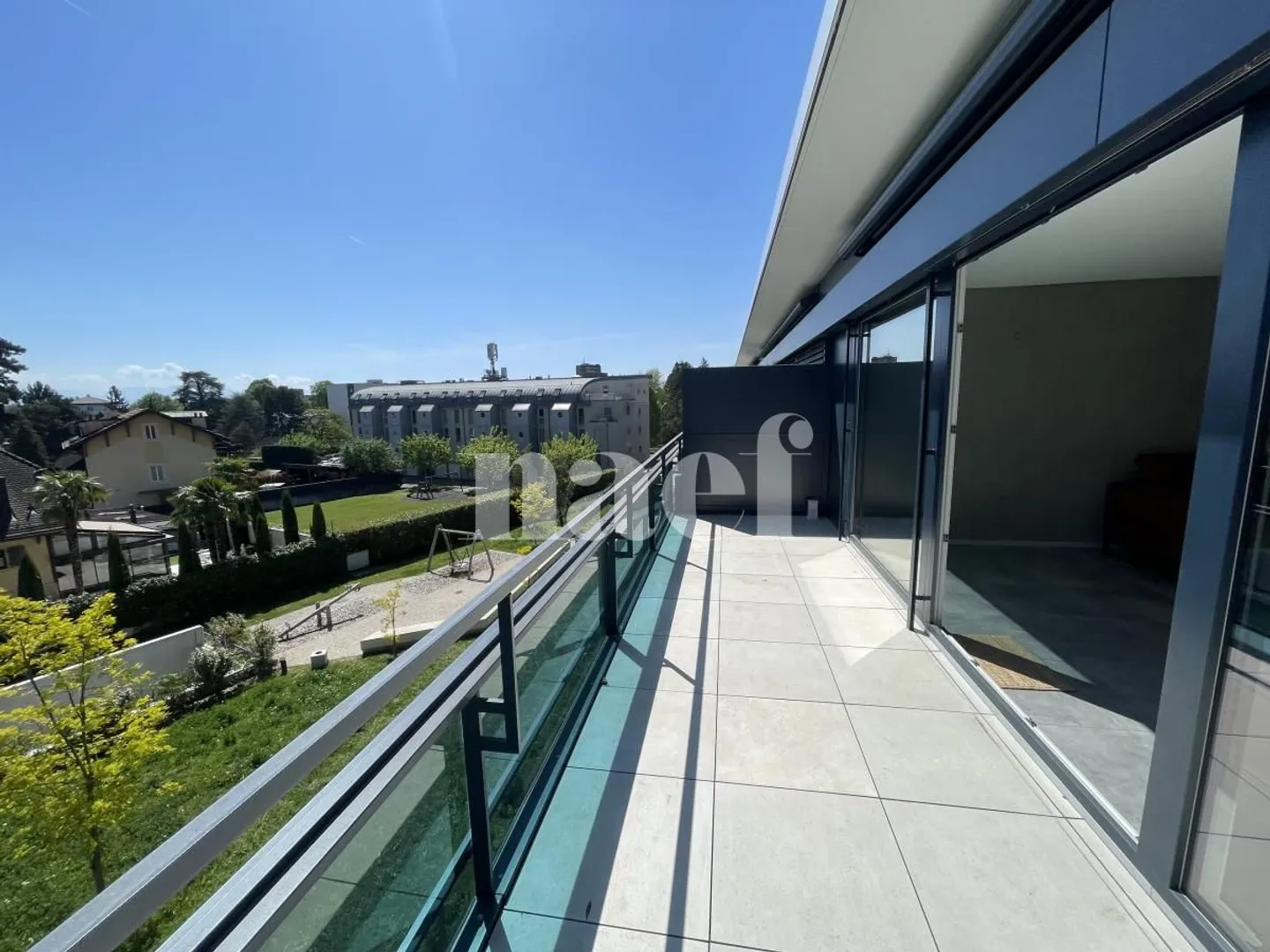 Bellissimo appartamento moderno all'ultimo piano con grande balcone - Foto 2 di 10