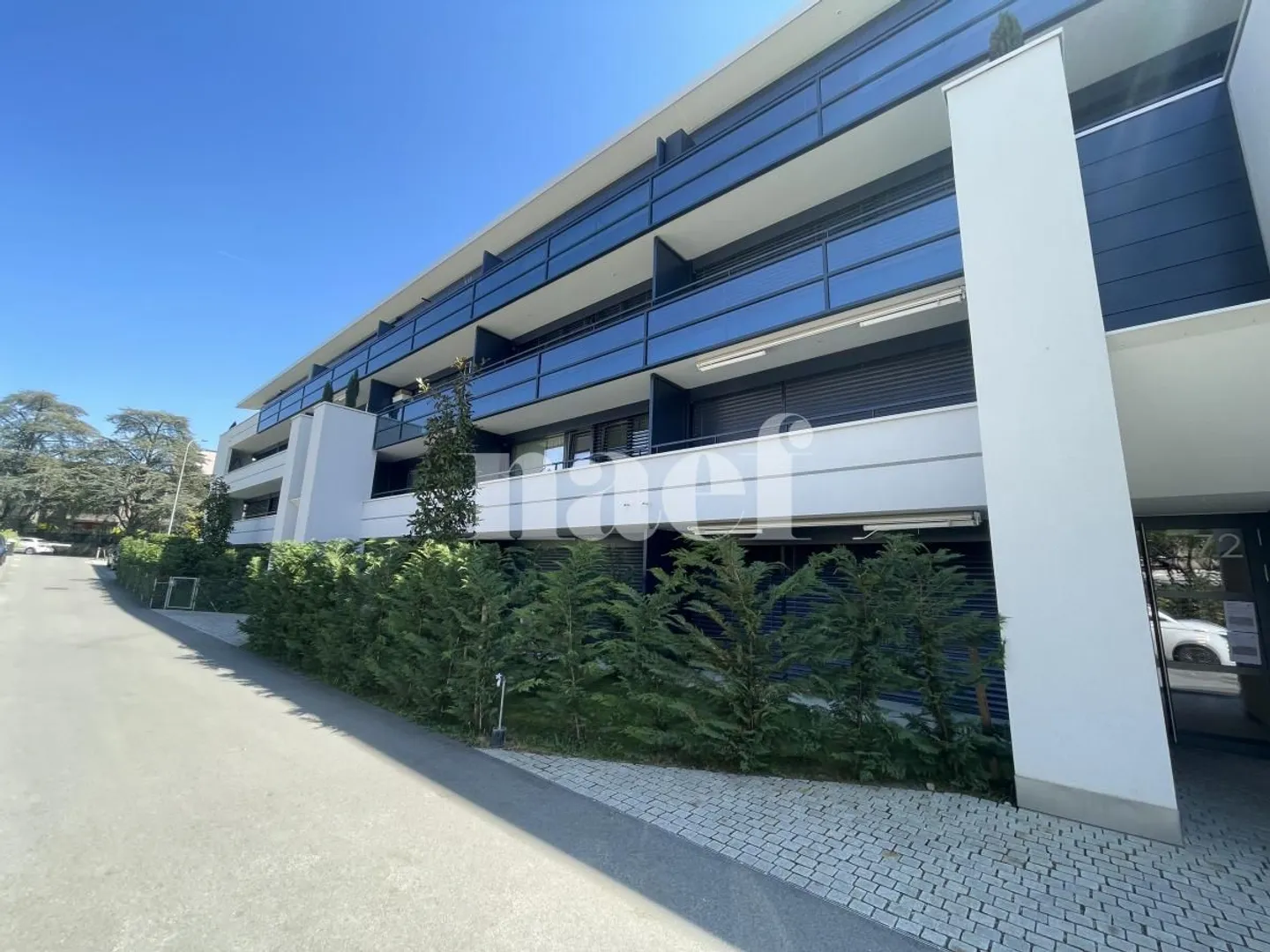 Bellissimo appartamento moderno all'ultimo piano con grande balcone - Foto 3 di 10