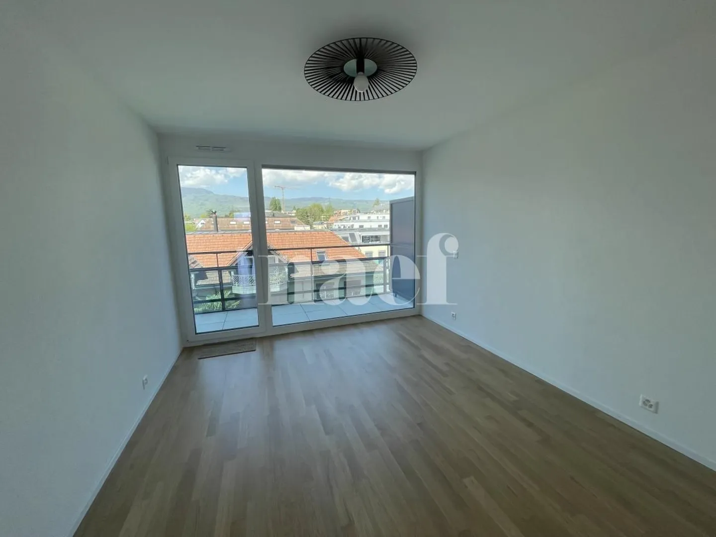 Bellissimo appartamento moderno all'ultimo piano con grande balcone - Foto 5 di 10