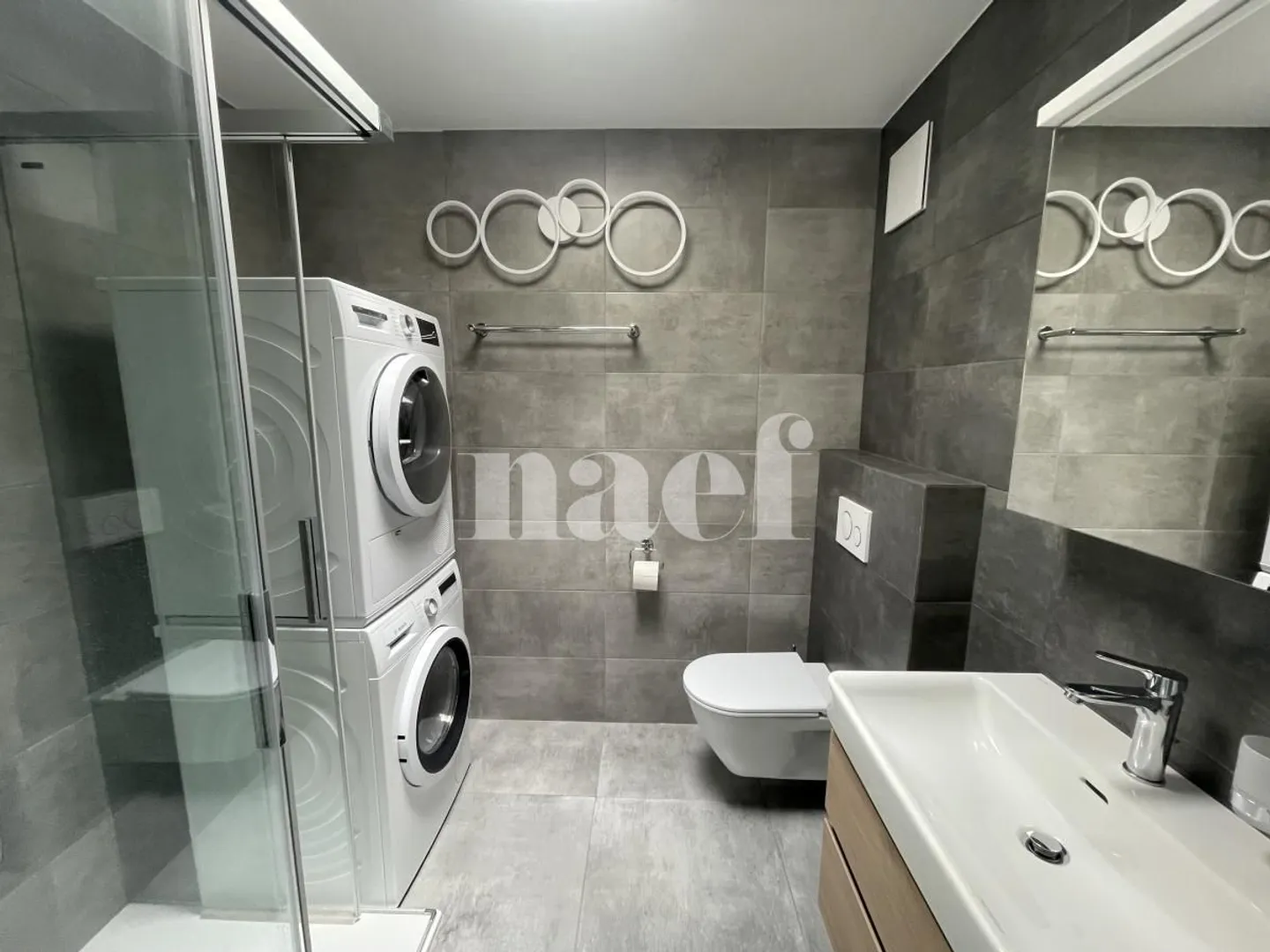 Bellissimo appartamento moderno all'ultimo piano con grande balcone - Foto 9 di 10