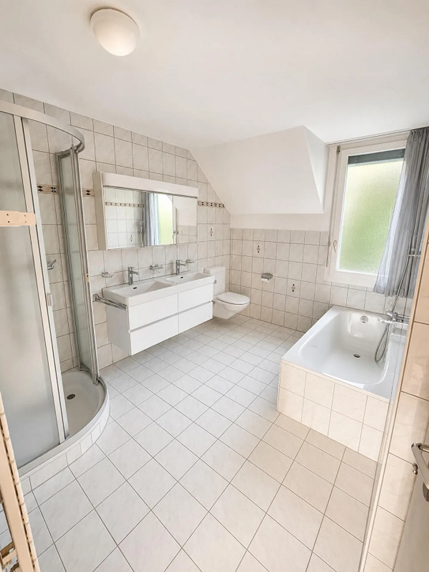 Maison d'angle avec double garage, jardin et vue fantastique - Photo 17 sur 26