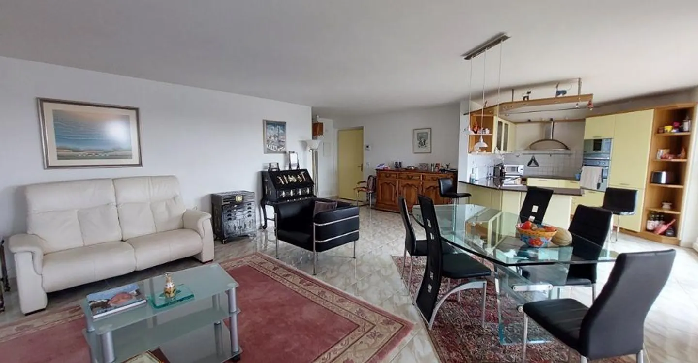 Superb 4.5-room apartment with balcony and elevator in a quiet residential area - Photo 5 of 10