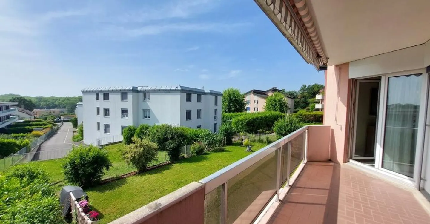 Superb 4.5-room apartment with balcony and elevator in a quiet residential area - Photo 2 of 10