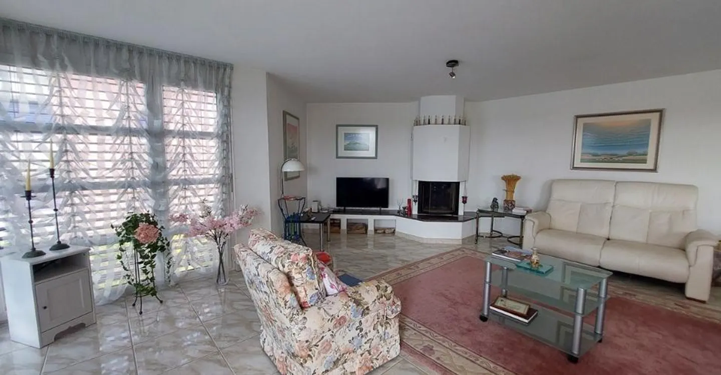 Superb 4.5-room apartment with balcony and elevator in a quiet residential area - Photo 3 of 10