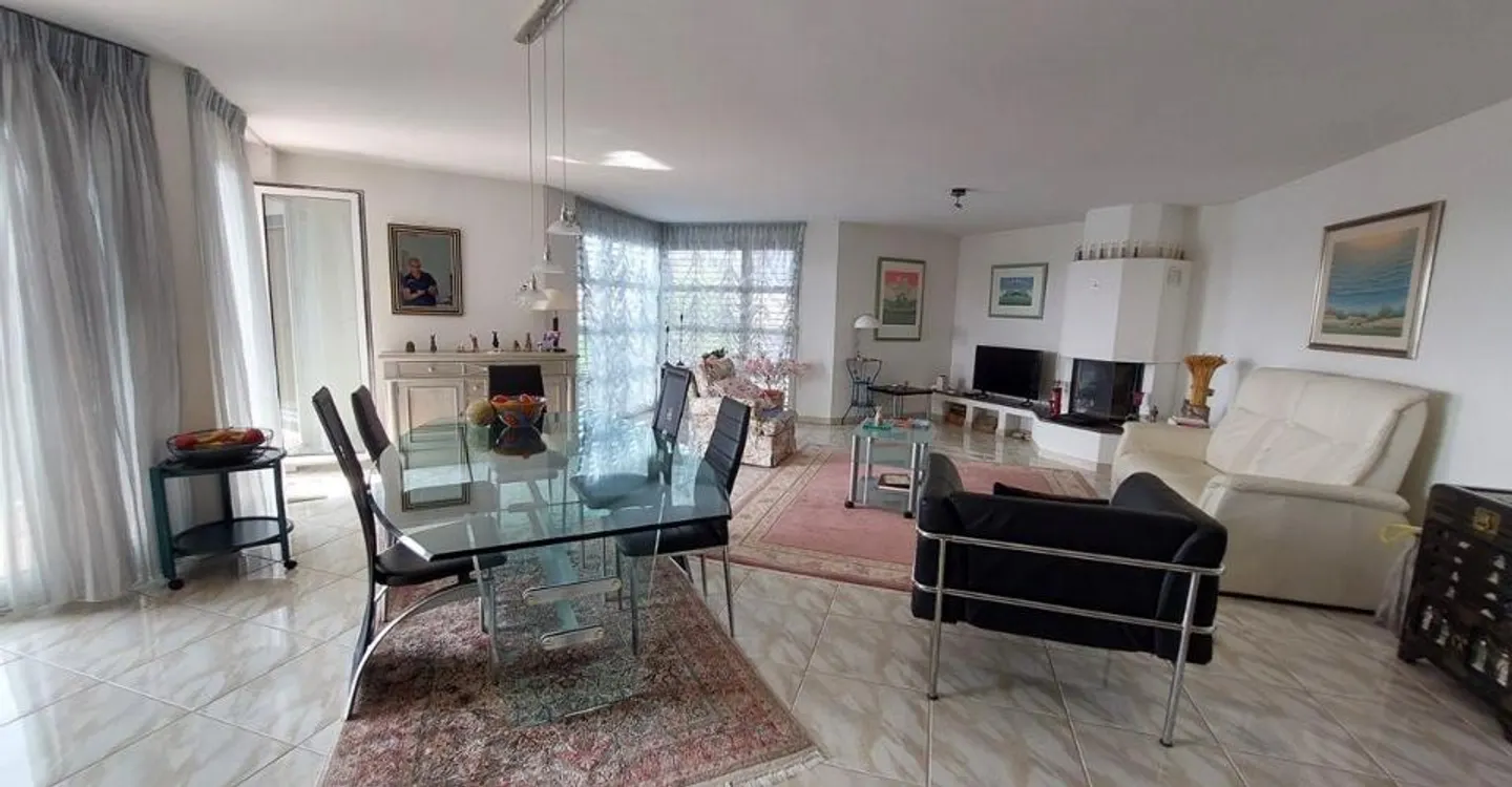 Superb 4.5-room apartment with balcony and elevator in a quiet residential area - Photo 4 of 10