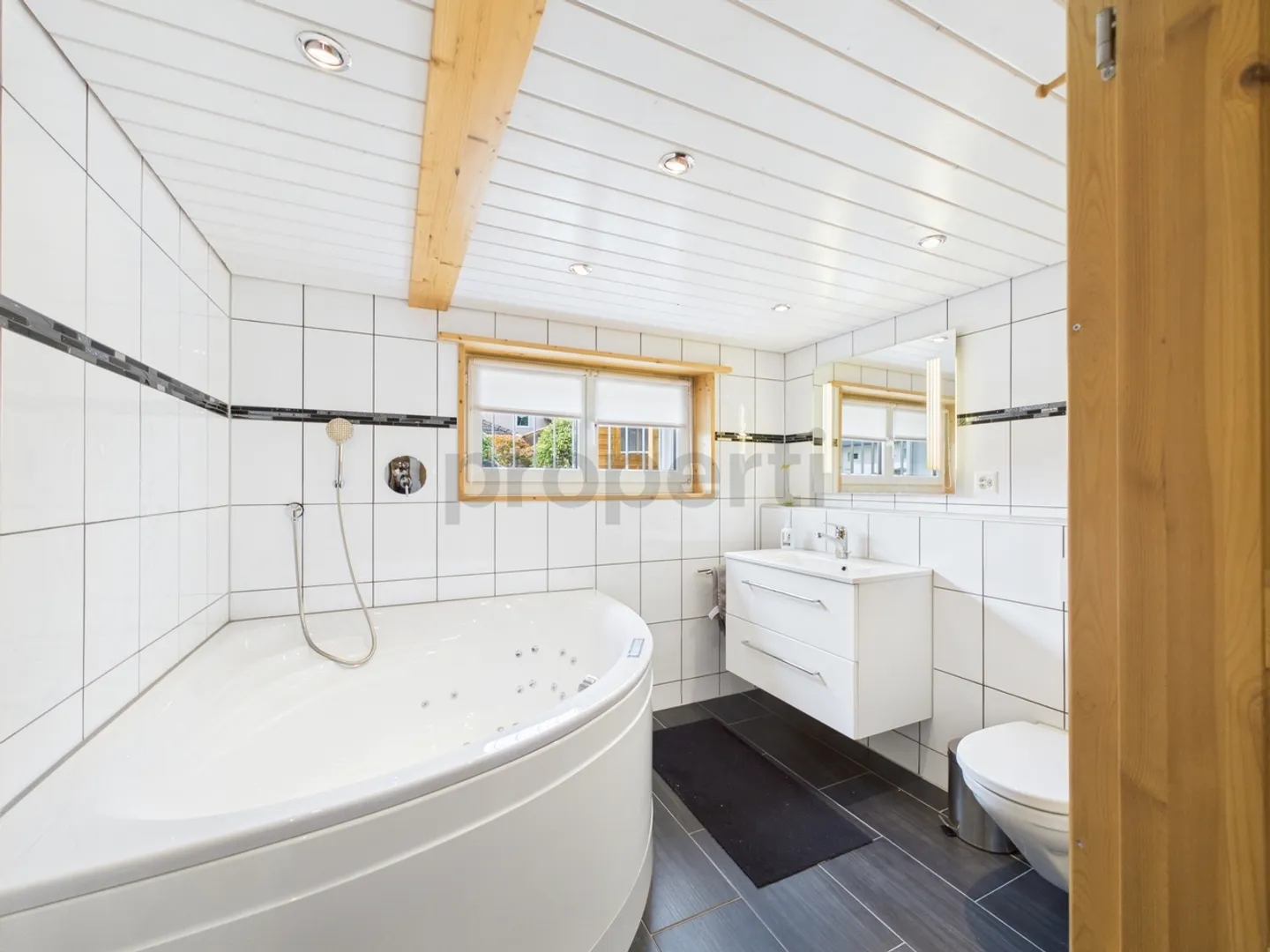 Charming 4.5-room single-family house with large garden in Lyss - Photo 9 of 13