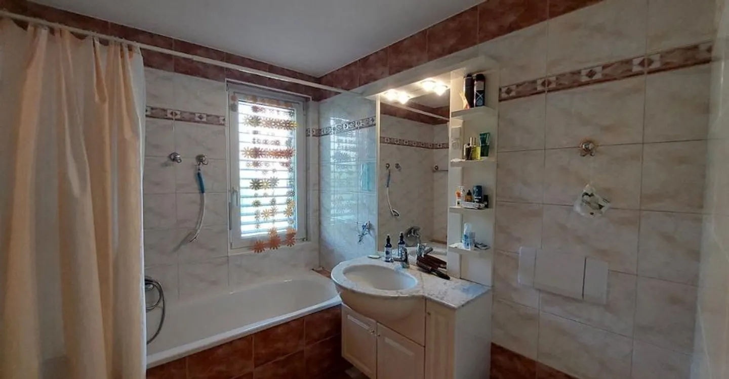 Superb 4.5-room apartment with balcony and elevator in a quiet residential area - Photo 10 of 10