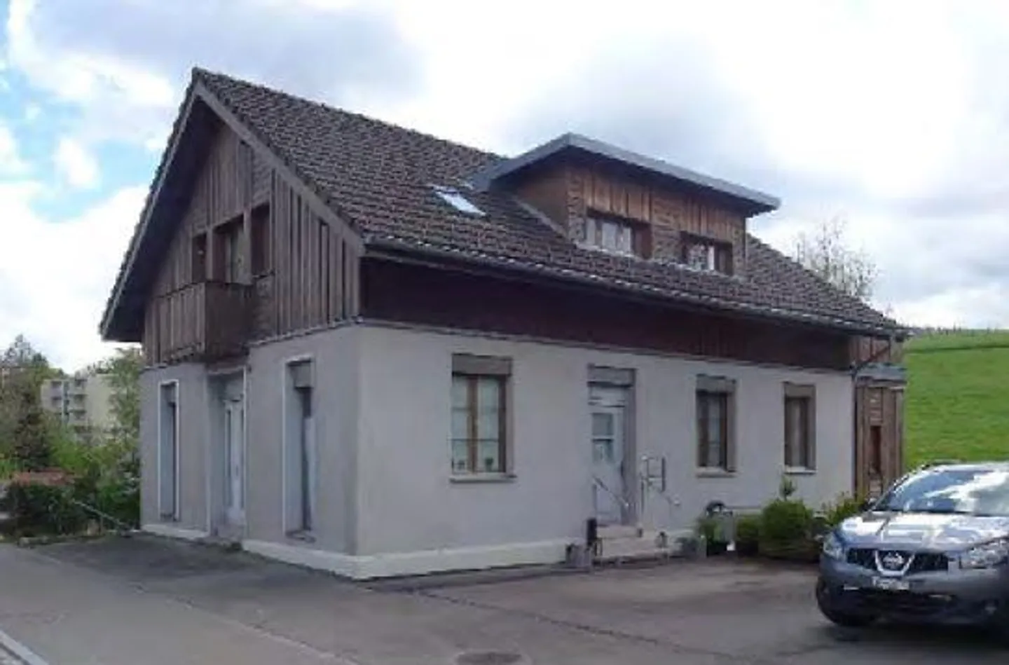 Residential and commercial building in a central location with a large garden - Photo 1 of 3