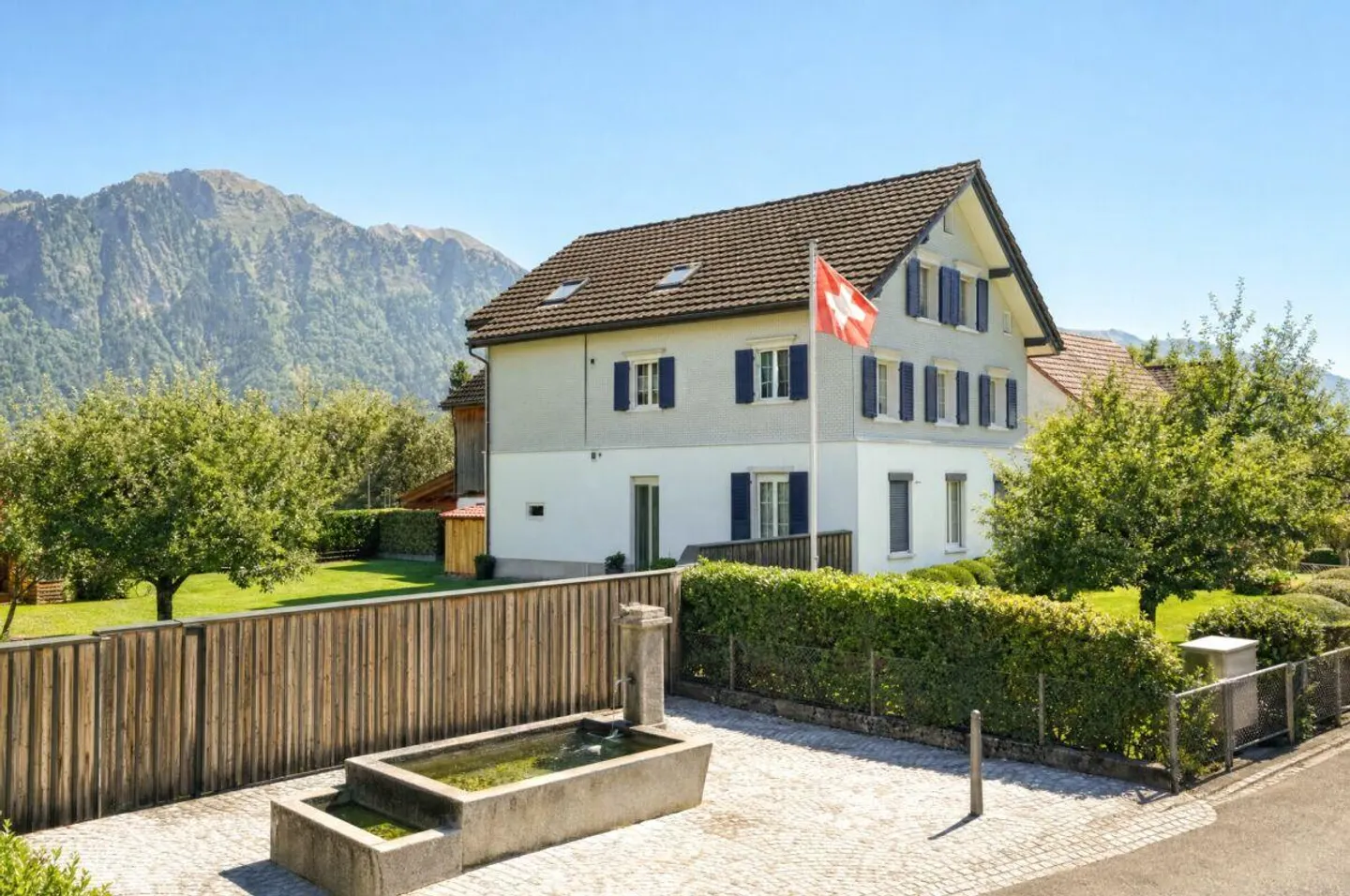 Maison individuelle située au calme avec appartement préparé, grange et jardin de rêve - Photo 1 sur 30