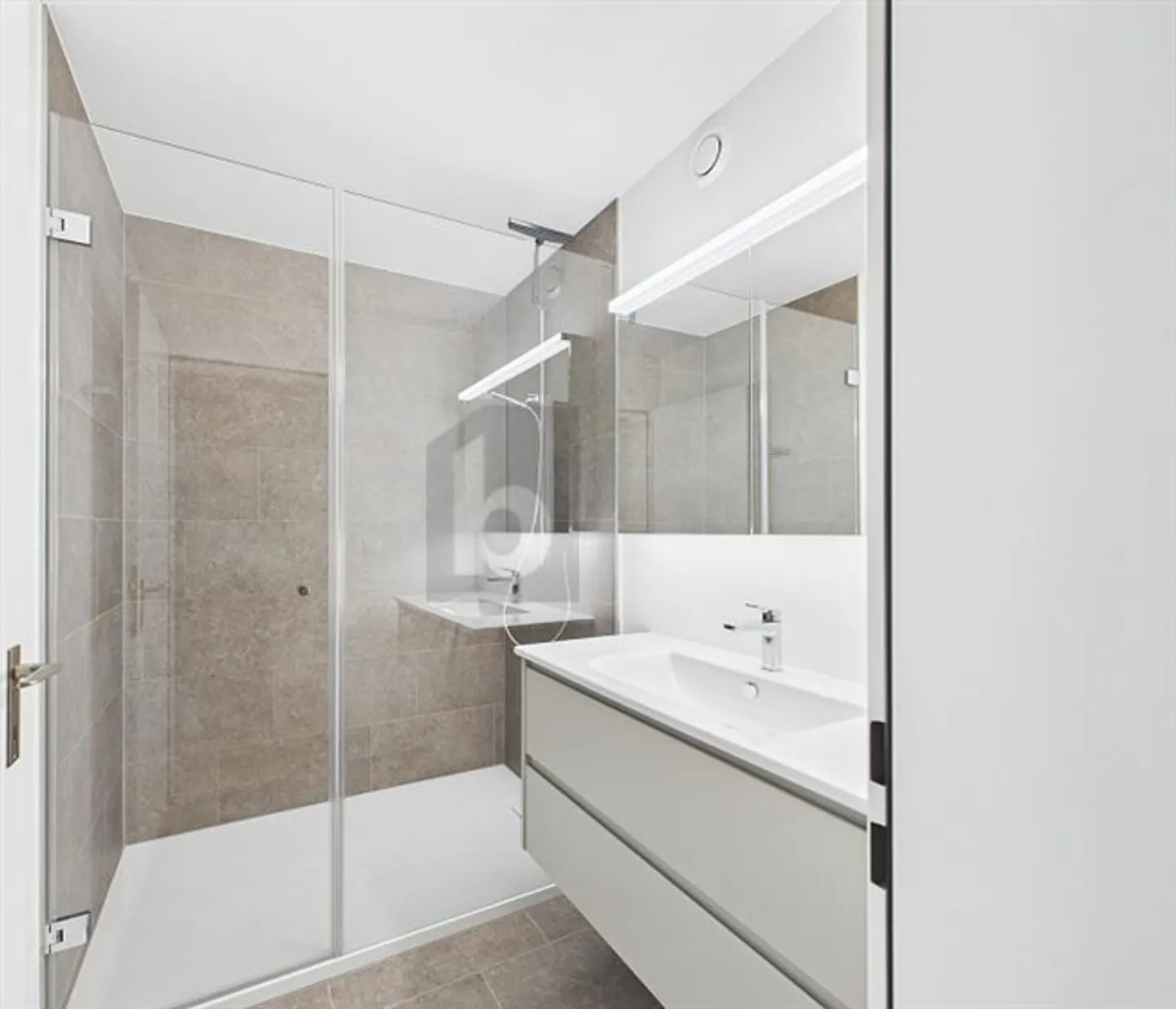 CENTRAL AVEC VUE SUR LA MONTAGNE - Photo 4 sur 6