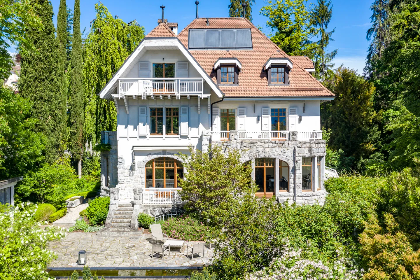 Splendid residence | Sought-after area - Photo 1 of 14