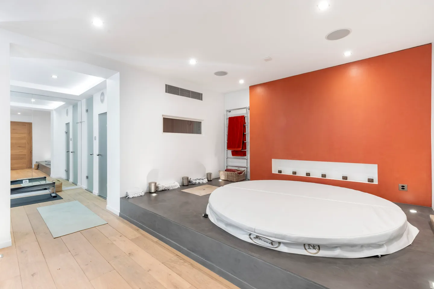 Splendid residence | Sought-after area - Photo 11 of 14