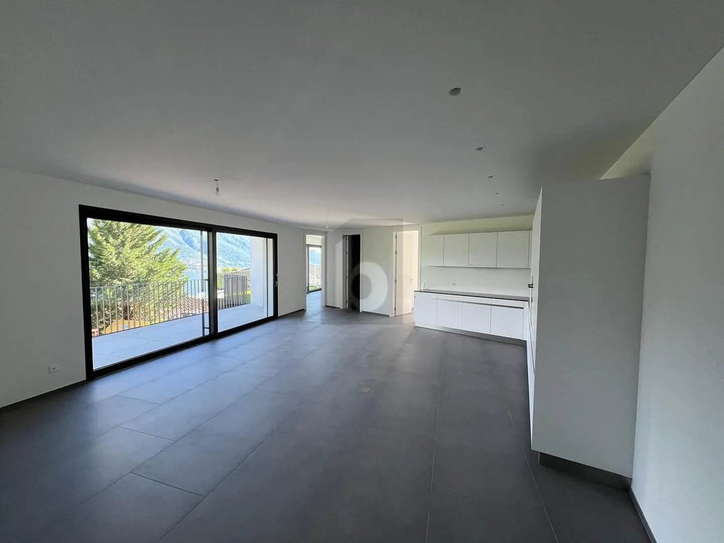 MODERNE ET ÉLÉGANT AVEC VUE SPECTACULAIRE SUR LE LAC - Photo 2 sur 4
