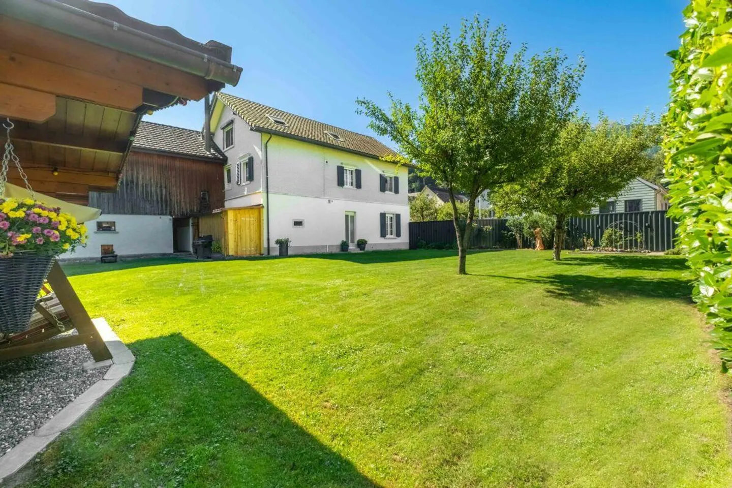 Maison individuelle située au calme avec appartement préparé, grange et jardin de rêve - Photo 27 sur 30