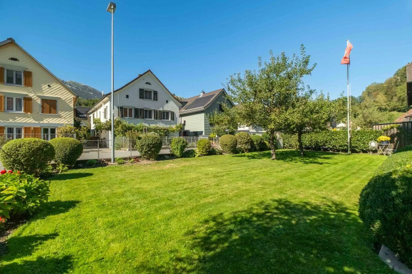 Maison individuelle située au calme avec appartement préparé, grange et jardin de rêve - Photo 28 sur 30