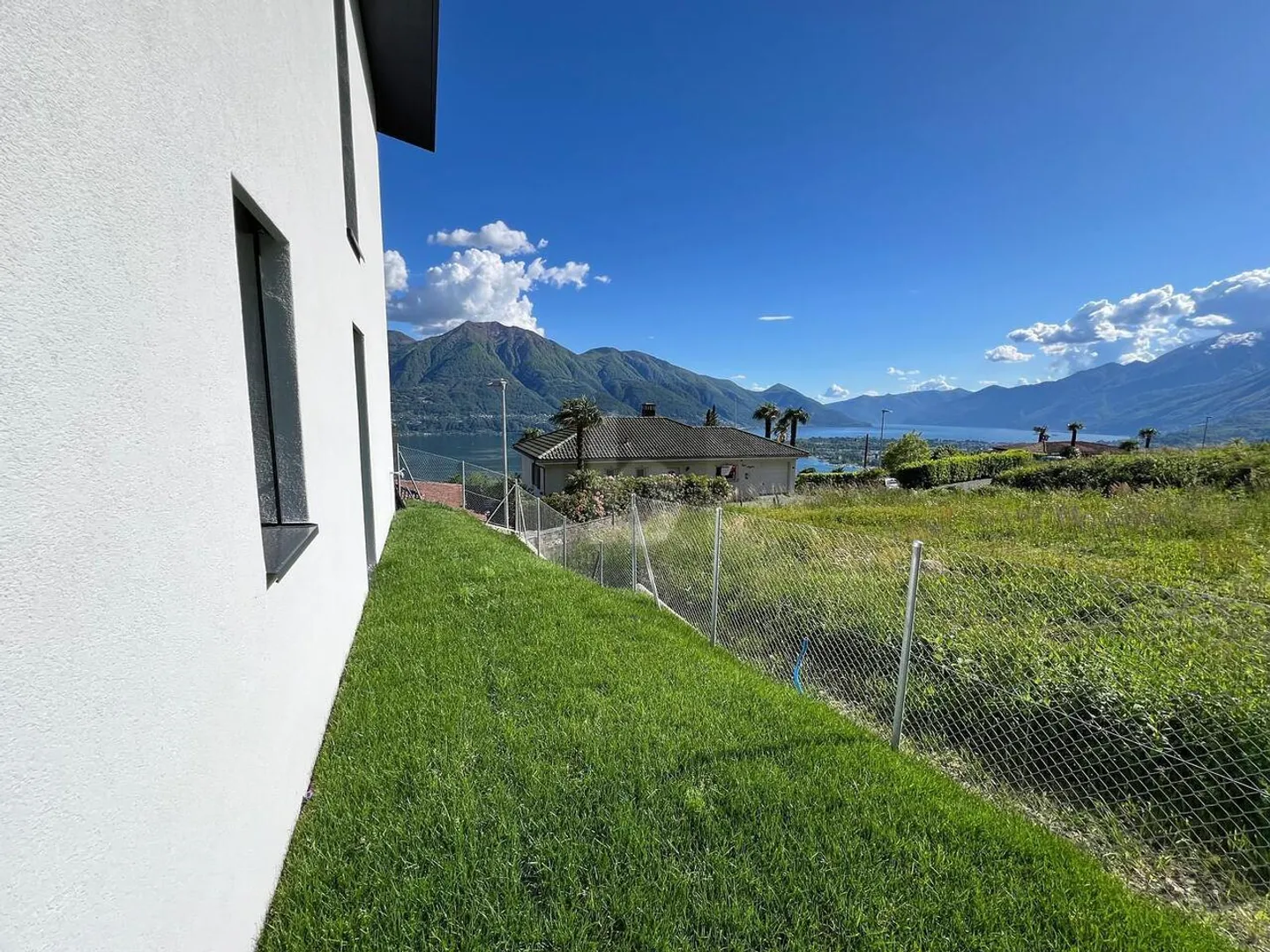 MODERNE ET ÉLÉGANT AVEC VUE SPECTACULAIRE SUR LE LAC - Photo 3 sur 4