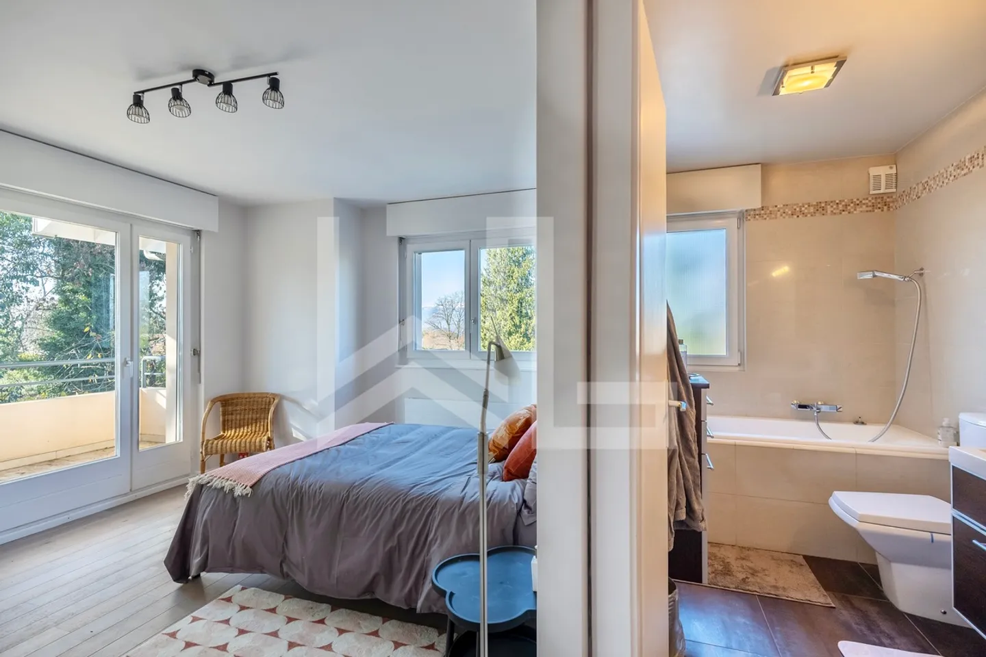 Villa familiale à Corsier : luminosité, espace et bien-être - Photo 6 sur 13