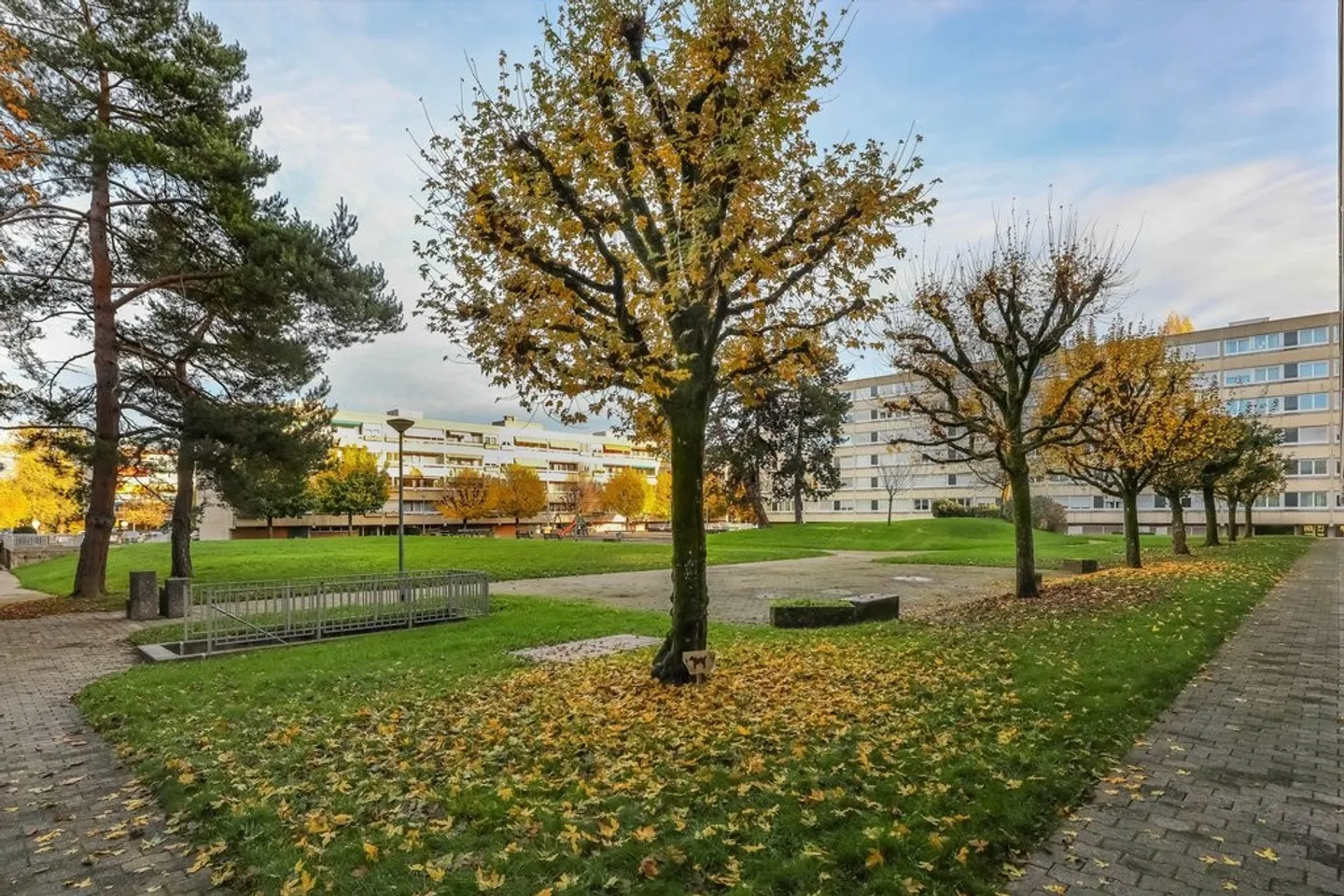 Sichere Innenparkplätze - Ideale Lage - Foto 1 von 3