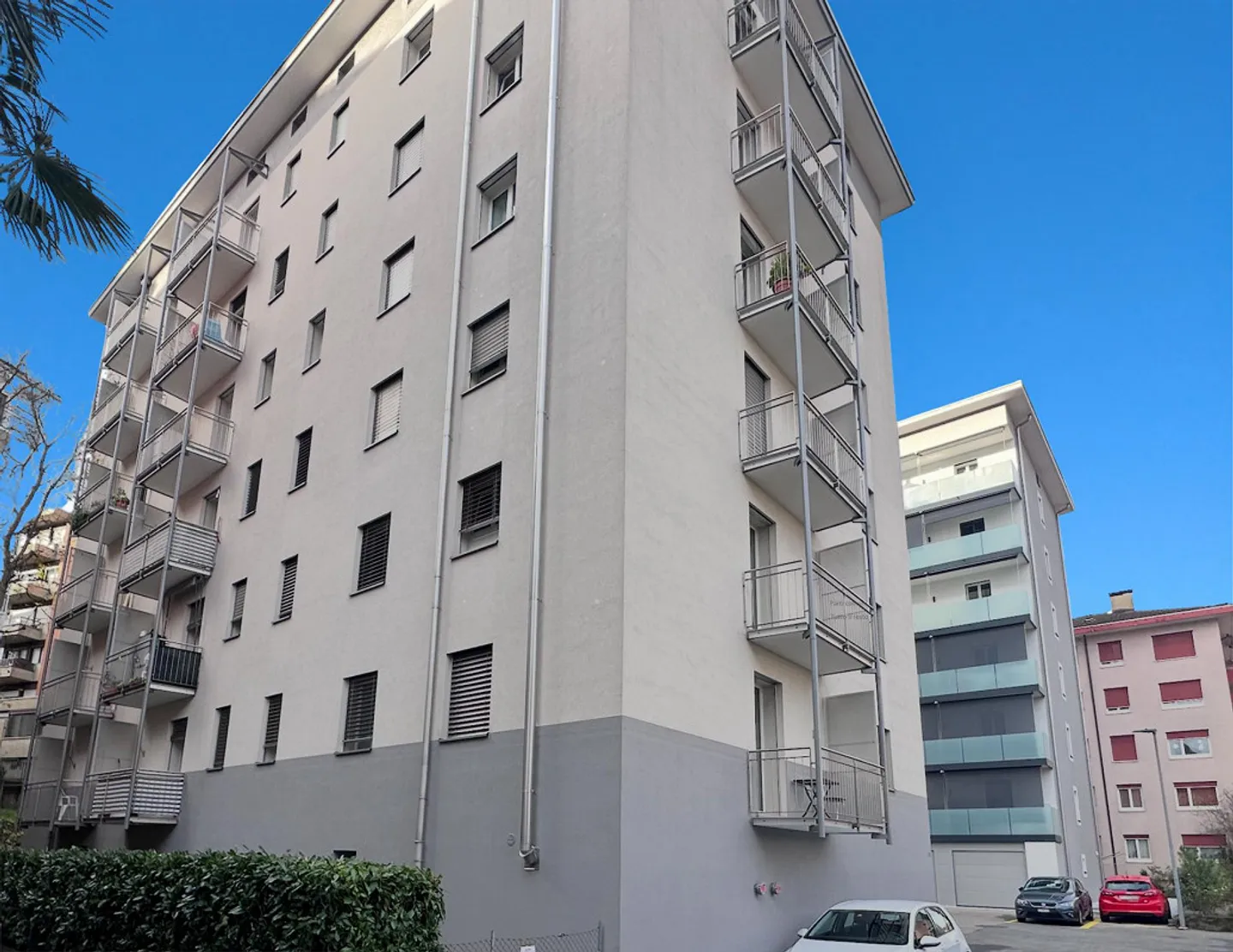 BÂTIMENT RÉNOVÉ, INTÉRESSANT 4.5 PIÈCES - Photo 1 sur 8