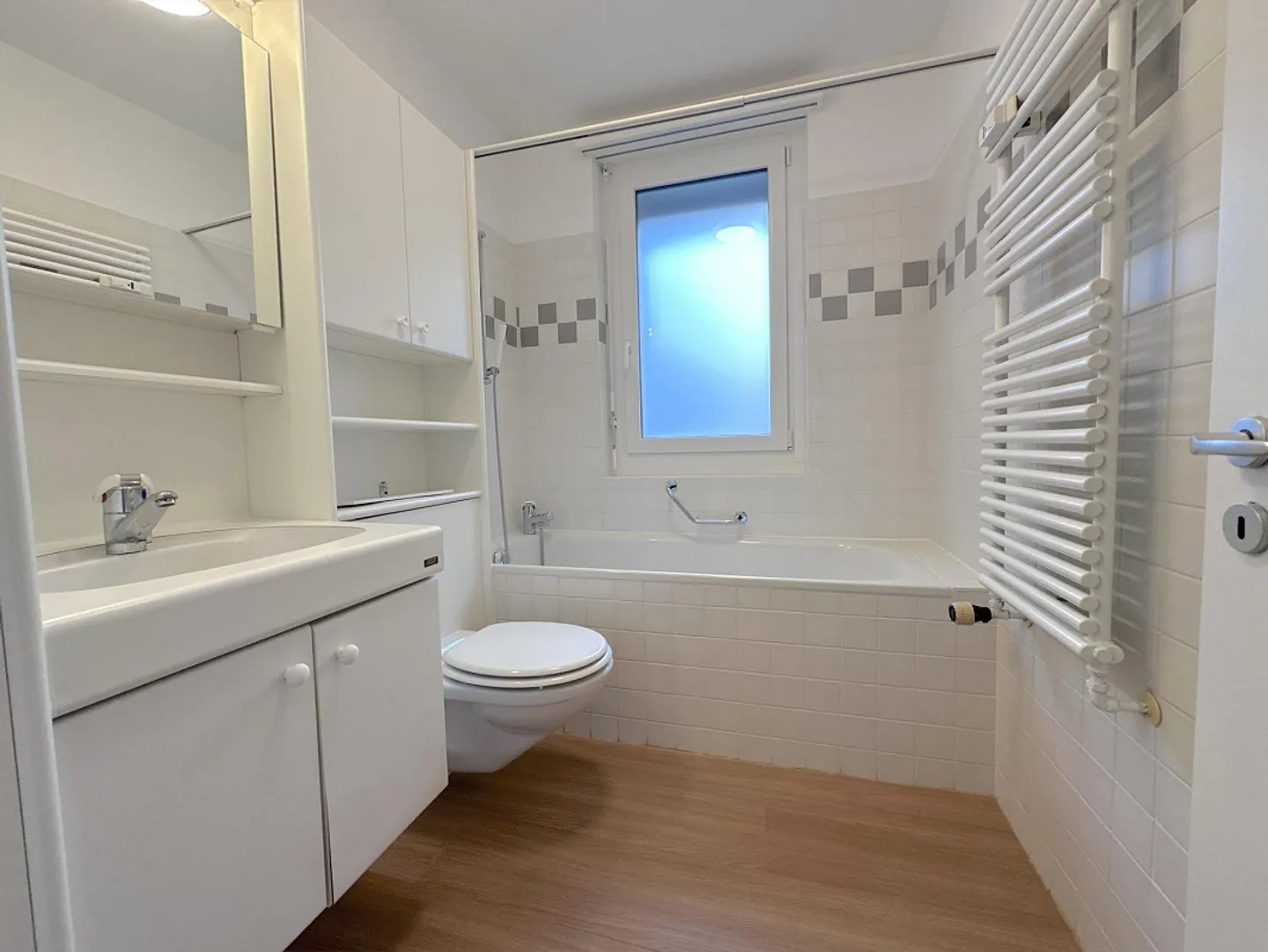 BÂTIMENT RÉNOVÉ, INTÉRESSANT 4.5 PIÈCES - Photo 2 sur 8