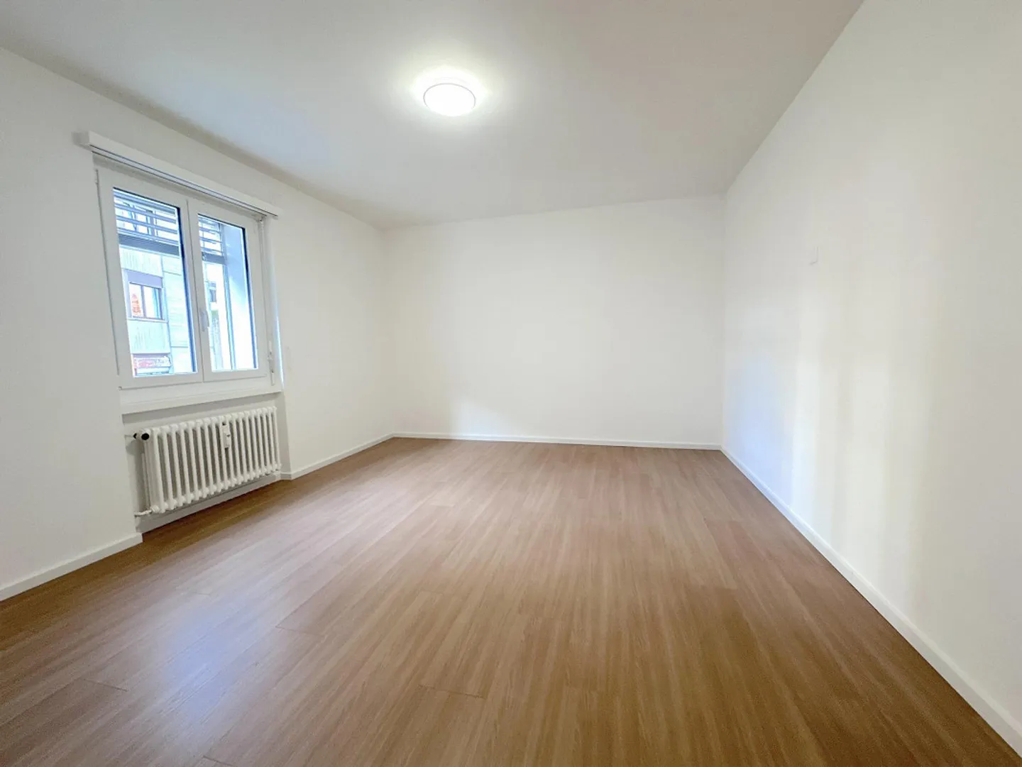 BÂTIMENT RÉNOVÉ, INTÉRESSANT 4.5 PIÈCES - Photo 3 sur 8