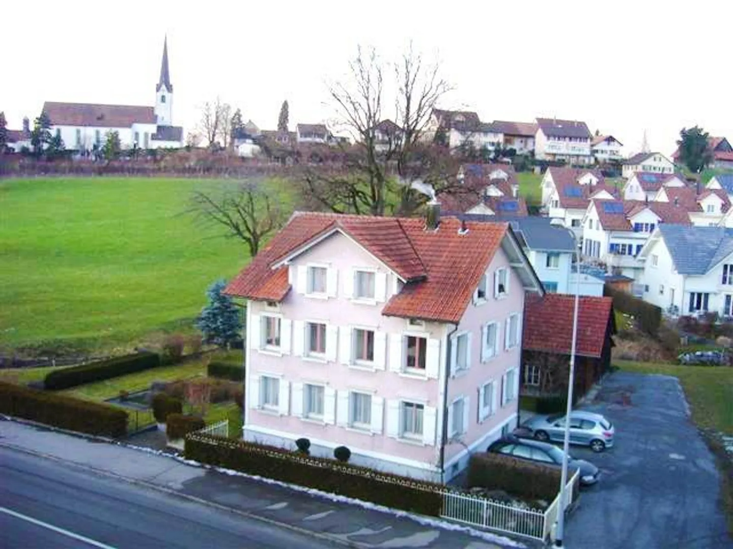 Proprietà con casa a 3 famiglie e fienile - adatta per nuova costruzione - Foto 1 di 2