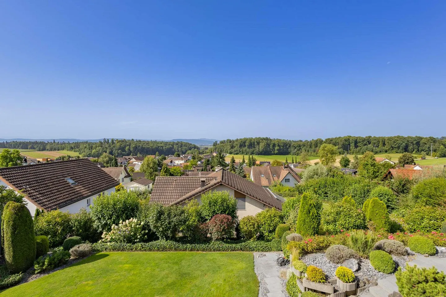 La tua casa con carattere da villa? Spaziosa casa unifamiliare di 7,5 stanze a Nürensdorf con idillio giardino e vista sulle Alpi - Foto 2 di 32