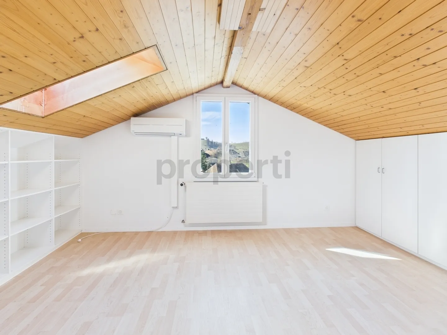 Vivere e Lavorare: Impressionante Appartamento Maisonette con Ampio Spazio Commerciale - Foto 9 di 13
