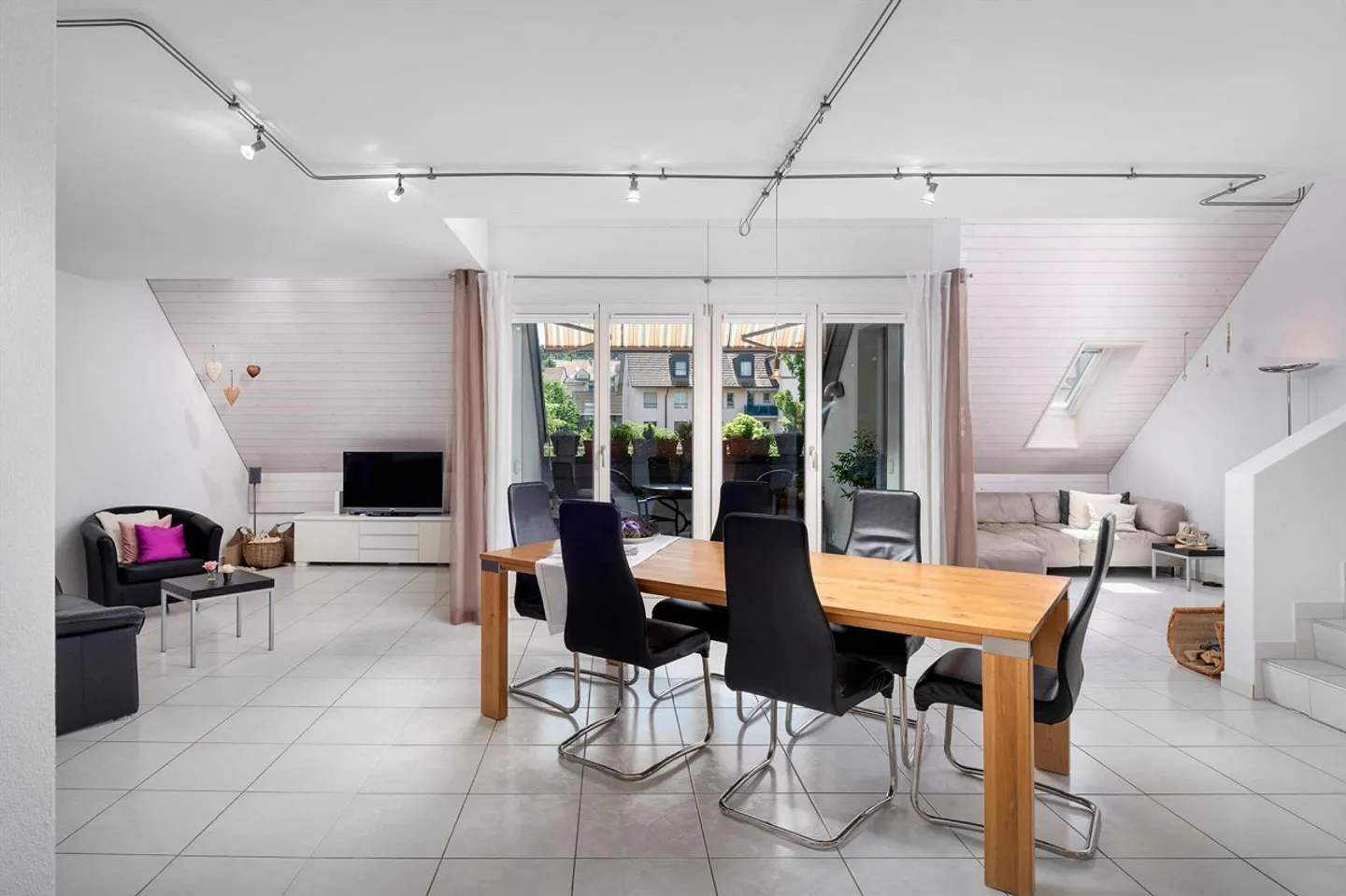 Charmante Duplexwohnung mit Cheminée & Aussicht - Foto 1 von 15