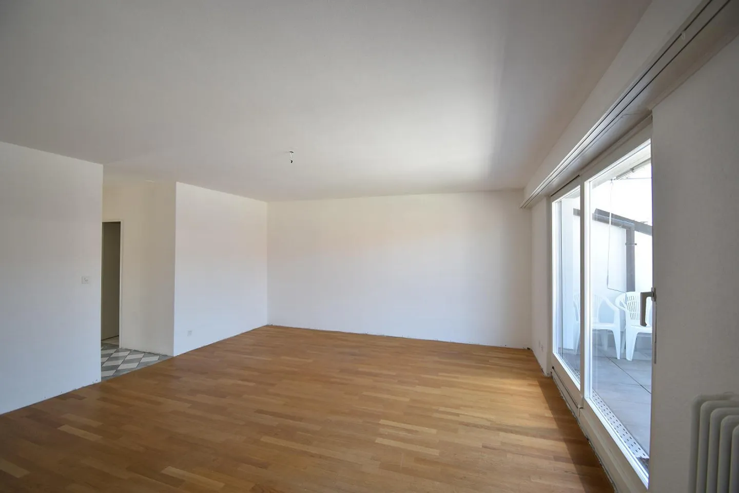 Two terraces, plenty of light and a special living experience. - Photo 3 of 9