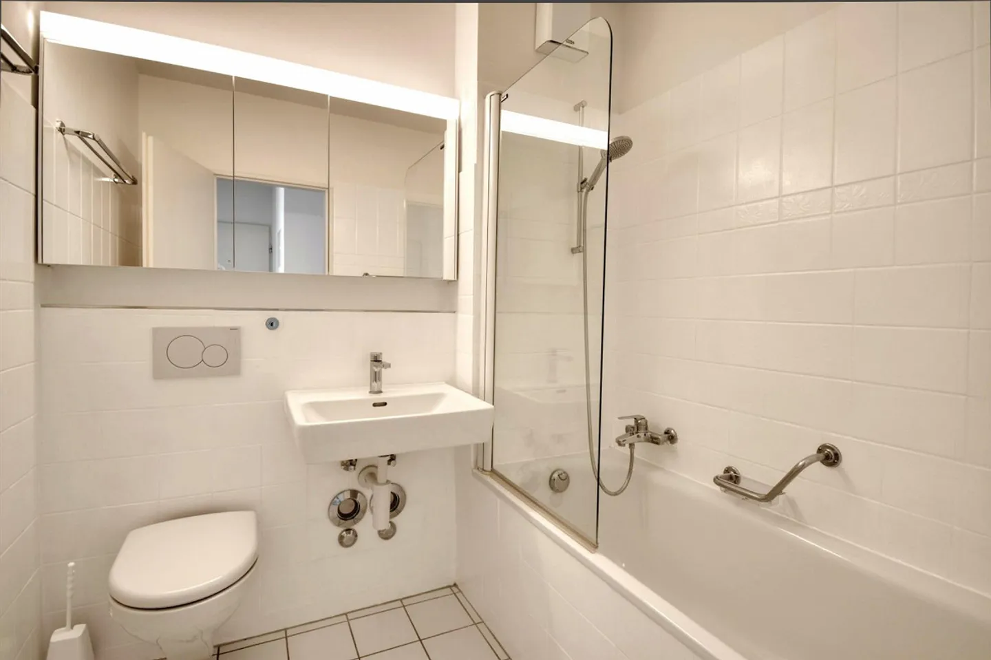 Two terraces, plenty of light and a special living experience. - Photo 7 of 9