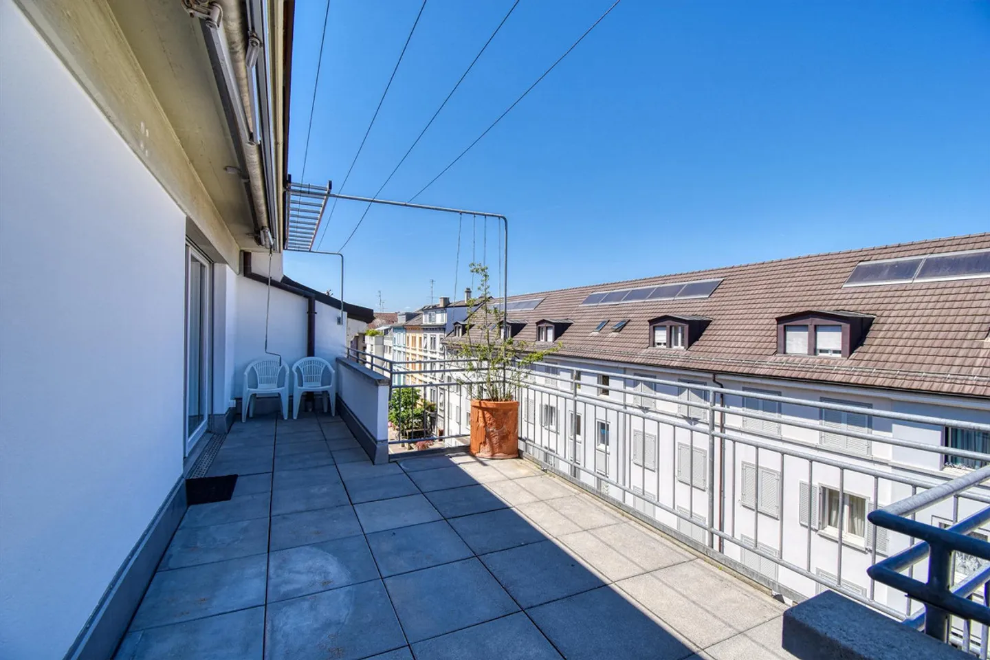 Two terraces, plenty of light and a special living experience. - Photo 8 of 9