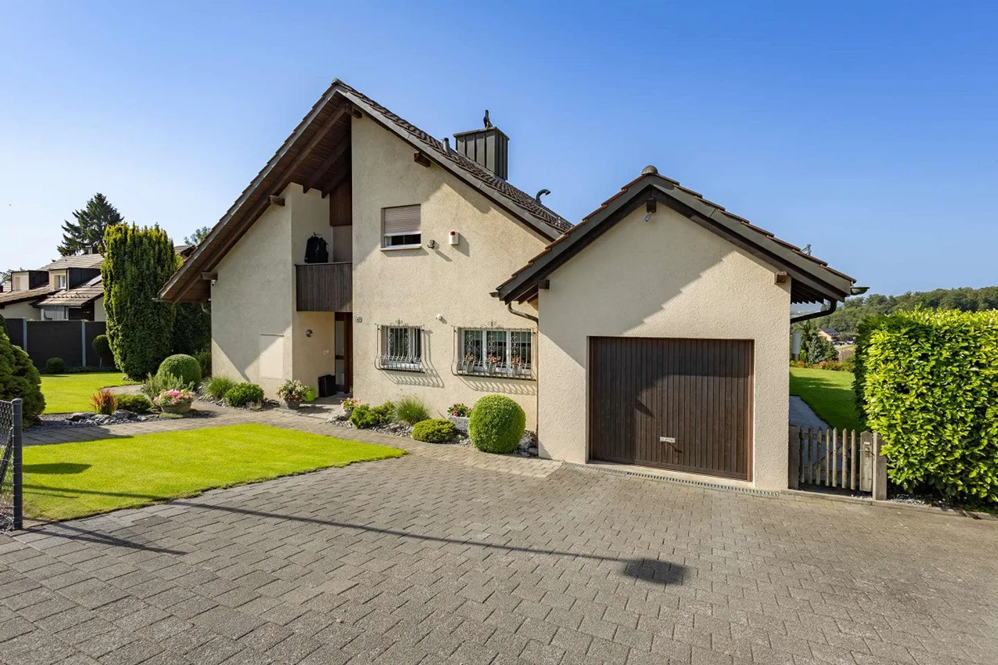 La tua casa con carattere da villa? Spaziosa casa unifamiliare di 7,5 stanze a Nürensdorf con idillio giardino e vista sulle Alpi - Foto 3 di 32