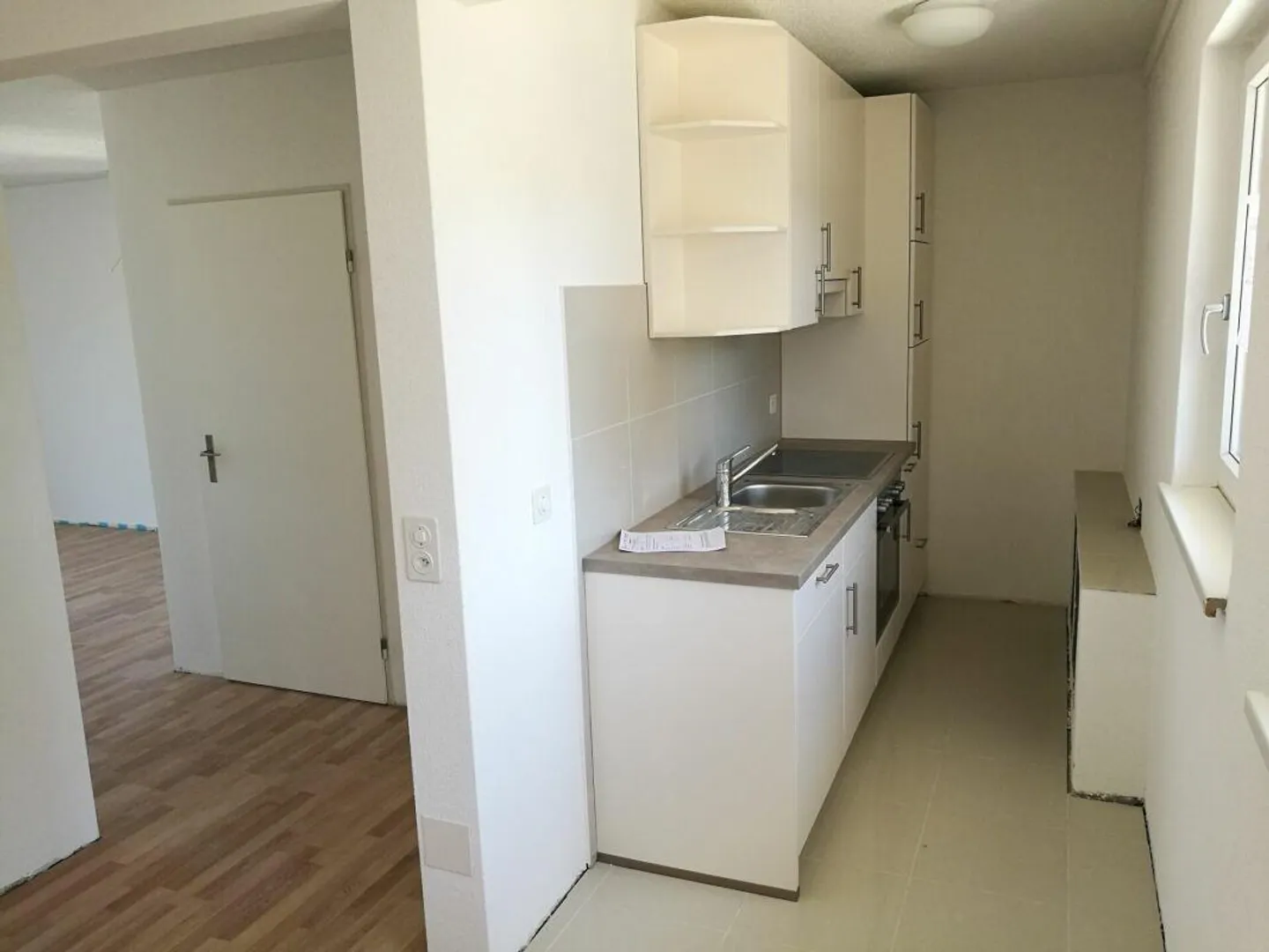 Appartement 1½ pièces proche de la frontière avec beau balcon ouest/sud - Photo 2 sur 6