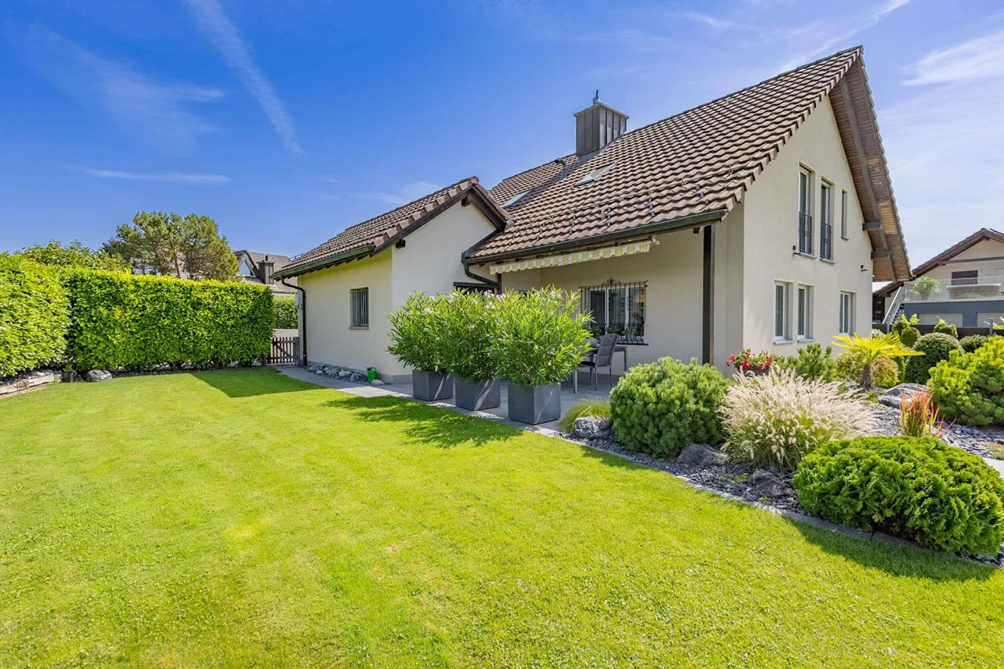 La tua casa con carattere da villa? Spaziosa casa unifamiliare di 7,5 stanze a Nürensdorf con idillio giardino e vista sulle Alpi - Foto 4 di 32