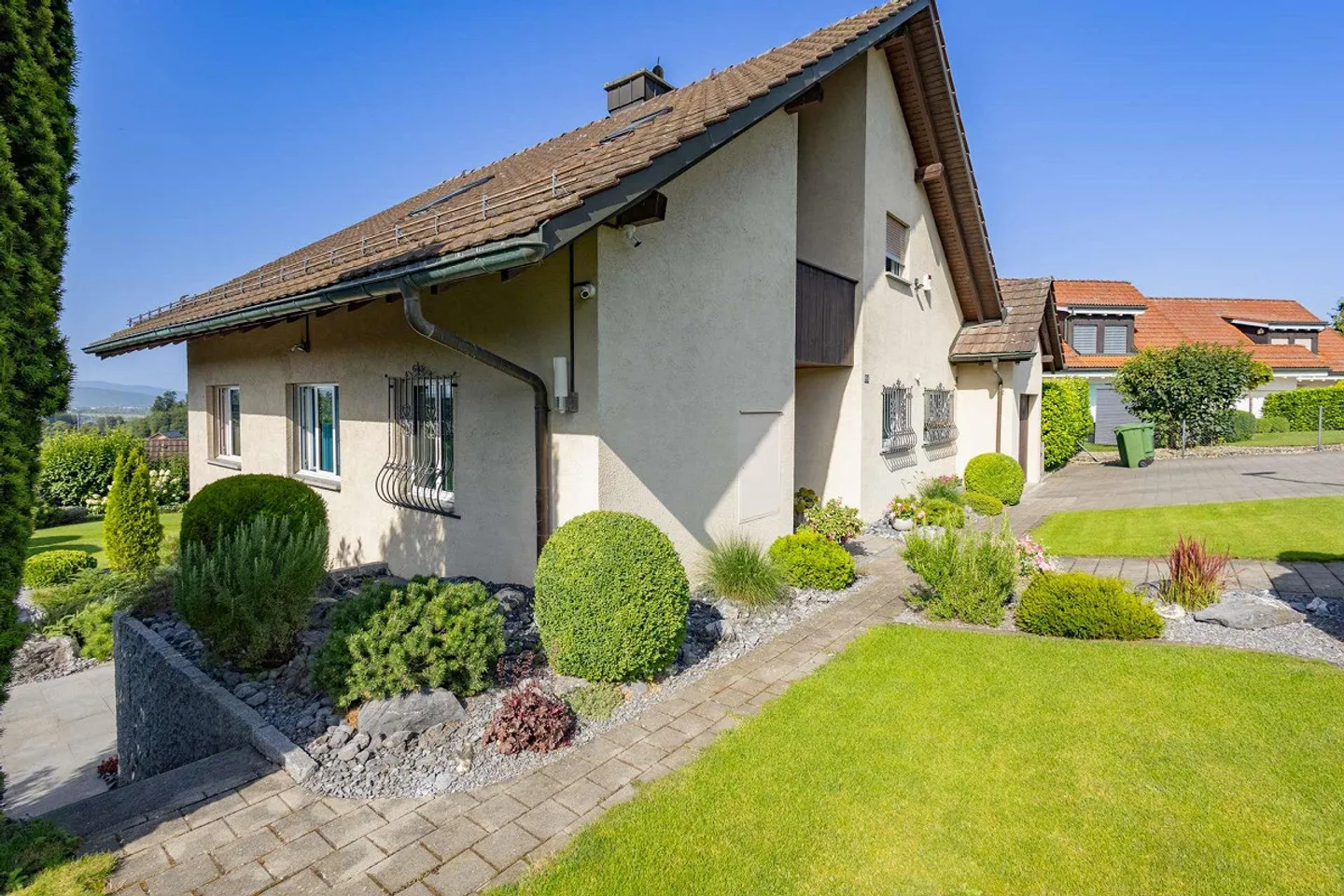 La tua casa con carattere da villa? Spaziosa casa unifamiliare di 7,5 stanze a Nürensdorf con idillio giardino e vista sulle Alpi - Foto 5 di 32