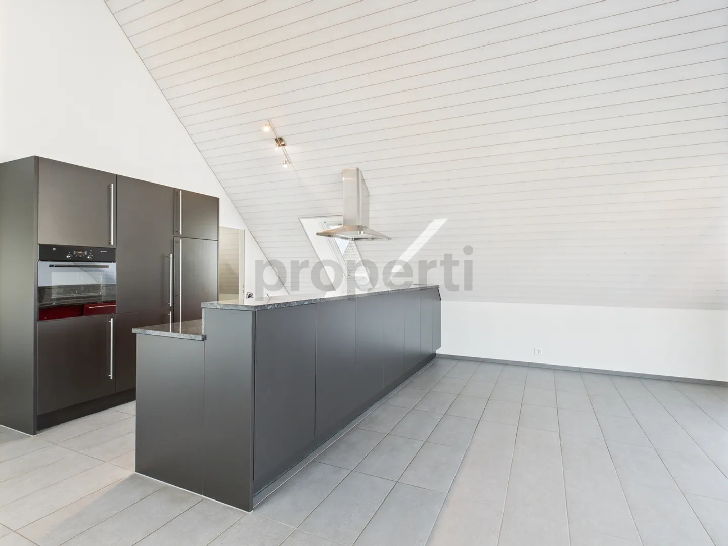 Penthouse exclusif et spacieux de 3,5 pièces avec deux balcons - Photo 2 sur 12